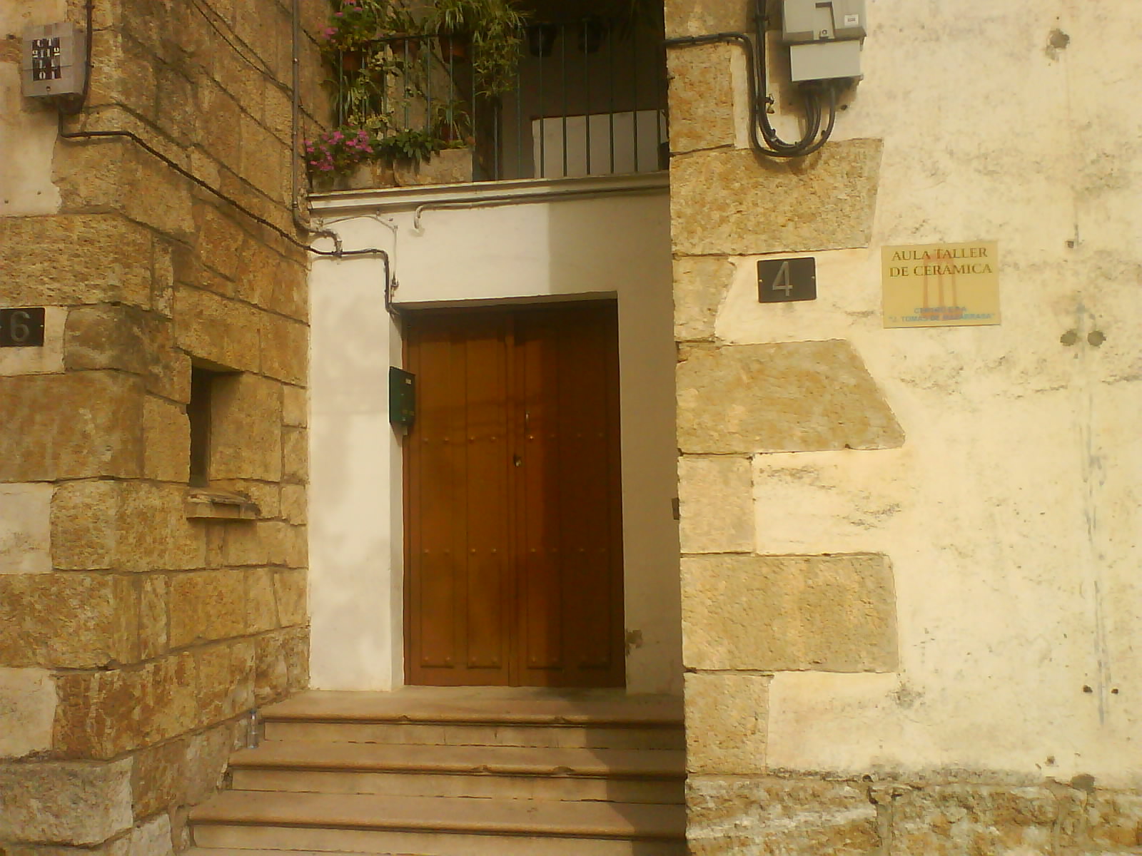 Puerta de acceso al taller de Cerámica